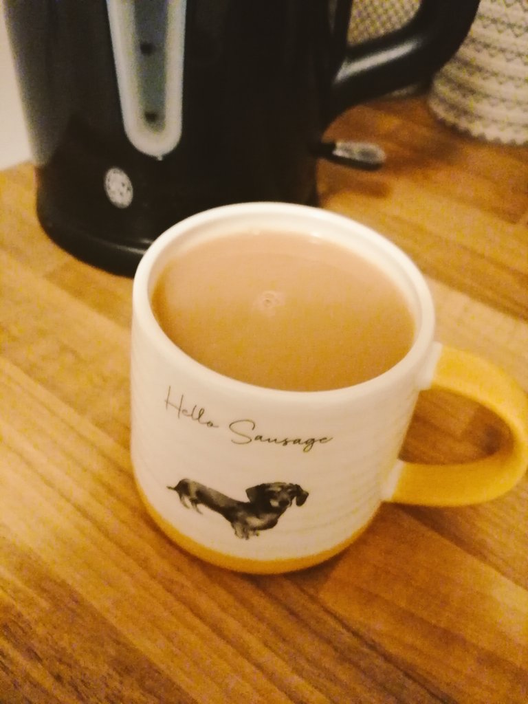 MrHickman3184's tweet photo. Sometimes, after a long day, it is the simple things that are the most heart warming. #MugOfTea #SimpleThingsInLife #HelloSausage #TeachersLife https://t.co/scMIKAYcJt
