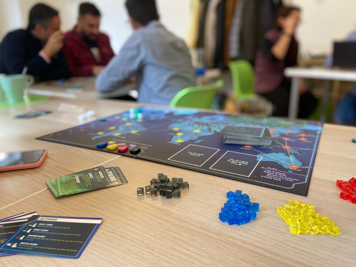 ErasmusMerida's tweet photo. Entre juegos también  se aprende a enseñar. #Adelante #Sepie #AbriendoNuestrasMentesAEuropa #AprendizajeContinuo #ErasmusPlus #EnjoyAndLearn #ErasmusPlusJosefinasMérida #ProyectosQueIlusionan  #Gamification #Praga🇨🇿 https://t.co/UQJ0VdHzmc