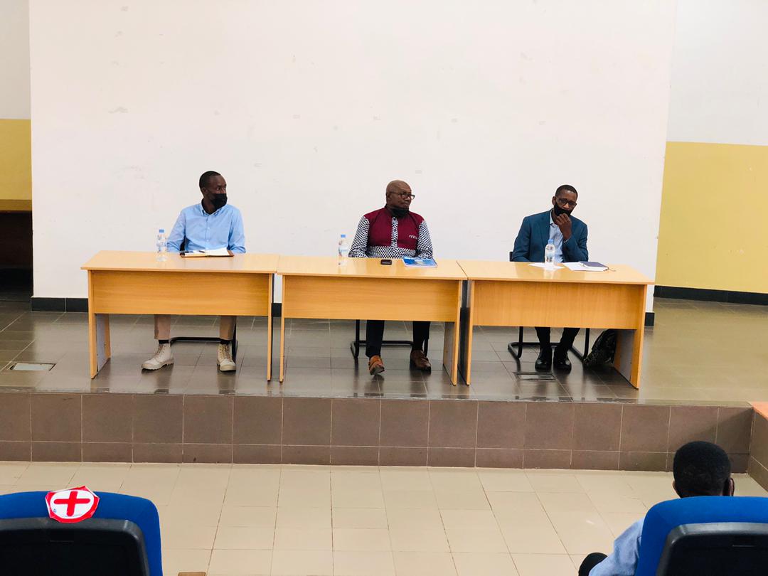 ursu_cbe's tweet photo. Umuco, indangagaciro n’amateka byacu: ishingiro 
ry’ubunyarwanda n’iterambere duharanira.”
@HarelimanaAK yishimiye umuhate urubyiruko rugira mukumenya amateka yaranze u Rwanda anasaba abanyeshuri @Uni_Rwanda @Rwanda_Edu gutera intambwe ya mbere bagashishikariza abandi kwitabira https://t.co/SRqVnPA2w8