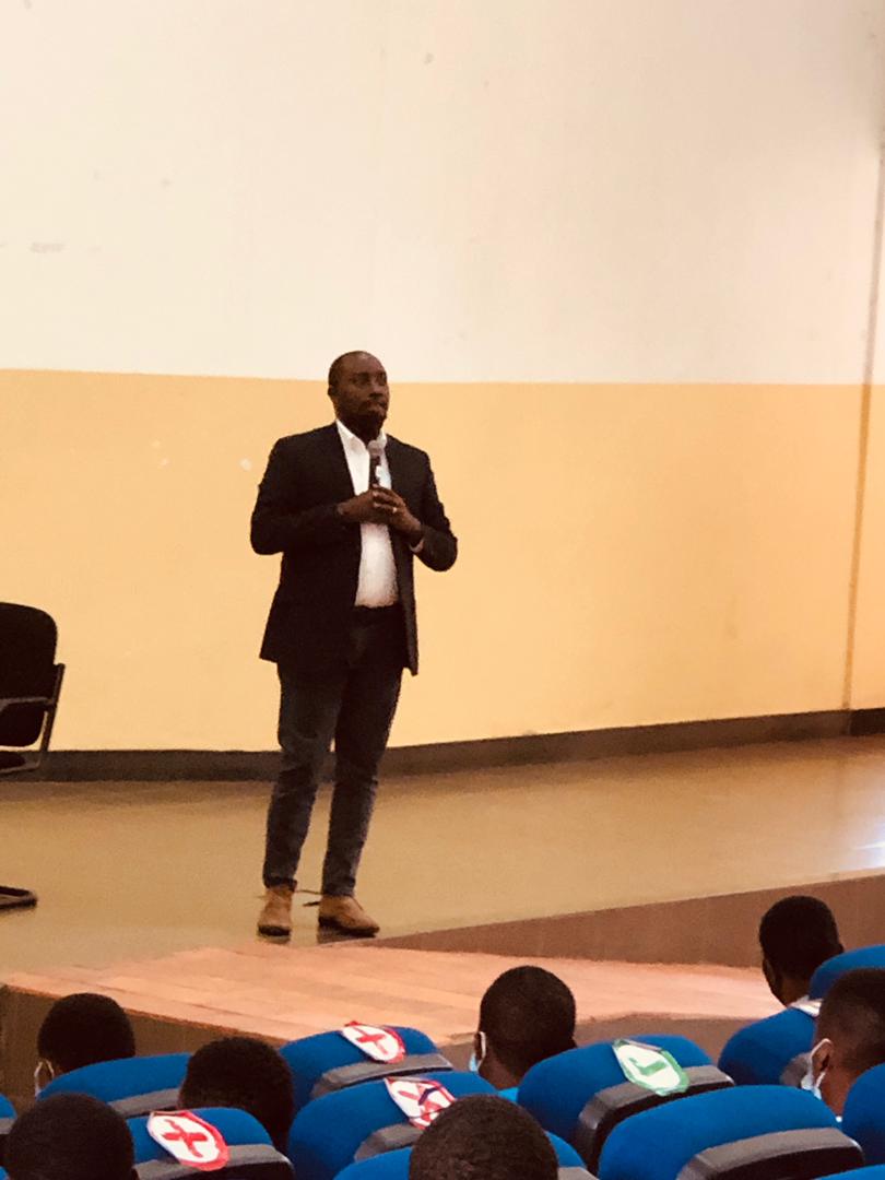 ursu_cbe's tweet photo. Umuco, indangagaciro n’amateka byacu: ishingiro 
ry’ubunyarwanda n’iterambere duharanira.”
@HarelimanaAK yishimiye umuhate urubyiruko rugira mukumenya amateka yaranze u Rwanda anasaba abanyeshuri @Uni_Rwanda @Rwanda_Edu gutera intambwe ya mbere bagashishikariza abandi kwitabira https://t.co/SRqVnPA2w8