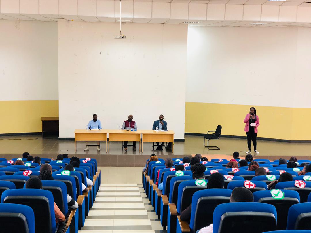 ursu_cbe's tweet photo. Umuco, indangagaciro n’amateka byacu: ishingiro 
ry’ubunyarwanda n’iterambere duharanira.”
@HarelimanaAK yishimiye umuhate urubyiruko rugira mukumenya amateka yaranze u Rwanda anasaba abanyeshuri @Uni_Rwanda @Rwanda_Edu gutera intambwe ya mbere bagashishikariza abandi kwitabira https://t.co/SRqVnPA2w8