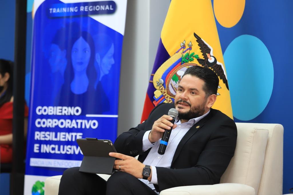 superbancosEC's tweet photo. #TrainingRegional "Gobierno Corporativo Resiliente e Inclusivo hacia un #EnfoqueDeGénero"
🔵Douglas Rodríguez, @bcr_sv, señaló acciones en 🇸🇻 para impulsar #inclusiónfinanciera➡️mujeres. "Los problemas financieros no se resuelven con dinero, se resuelven con #EducacionFinanciera" https://t.co/qCNYWbAASX