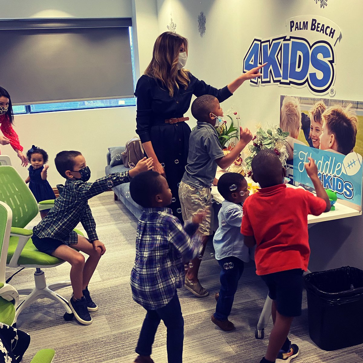 MELANIATRUMP's tweet image. This #Thanksgiving I want to express my gratitude to the families who open their hearts &amp;amp; homes to foster children &amp;amp; to those who serve in the child welfare community. Thank you @4KIDSUS for working tirelessly to ensure the health &amp;amp; safety of these children. #BeBest