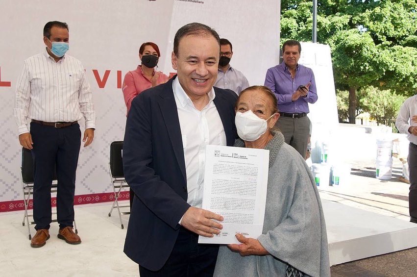 AlfonsoDurazo's tweet photo. Es un gusto para mí entregar más de 450 apoyos en beneficio de las familias sonorenses en la "Feria de la Vivienda" realizada por COVES.

Estamos atendiendo las necesidades de las familias más vulnerables en materia de vivienda social.
1/2 https://t.co/BcPSbcbxOi
