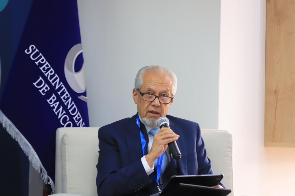 superbancosEC's tweet photo. #TrainingRegional | Iván Andrade, @CFN_ECUADOR en mesa de 🗣️ Gobiernos Corporativos Asertivos, señaló:
“Tener un liderazgo que inspire, debe tener convicción… Cuando la gente crea y esté convencida de por qué tenemos que cerrar la brecha de género, entonces lo lograremos”. https://t.co/sbS2HFDmkp