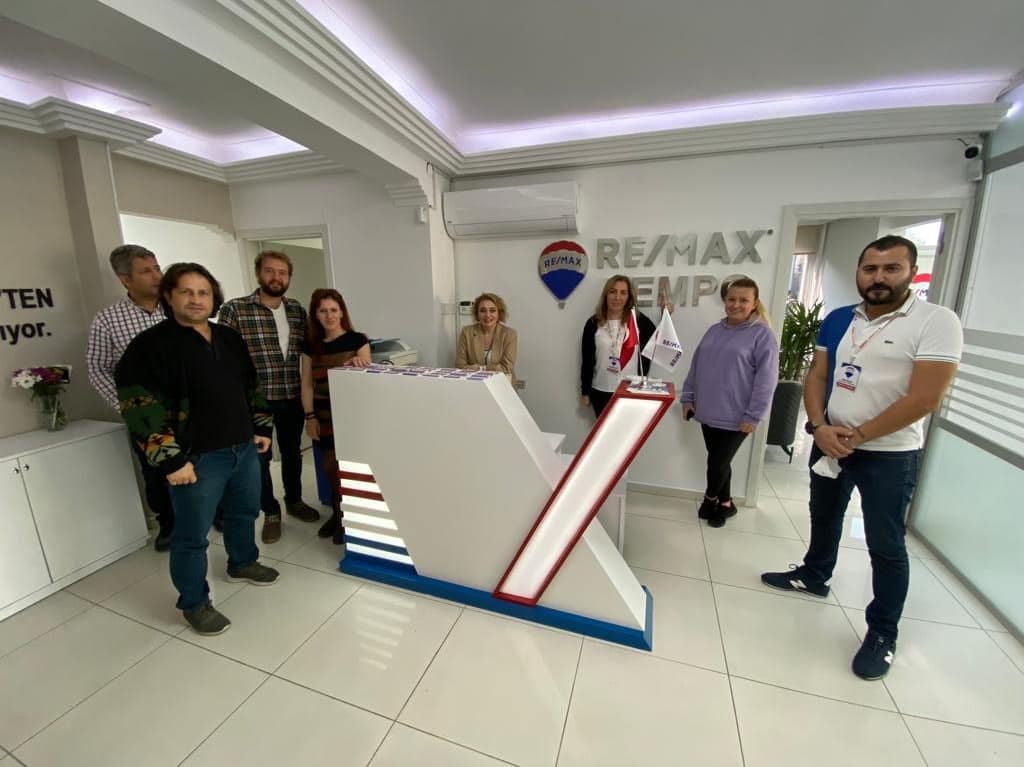 cbtempo's tweet photo. #remax #remaxtürkiye #remaxtempo #satılık #kiralık #emlak #ev #arsa #kadıköy #bağdatcaddesi #konut #daire #caddebostan #satılıkev #remaxtempobağdatcaddesi
#remaxbağdatcaddesi #remaxistanbul #gayrimenkul #Fenerbahçe
#gayrimenkuldanışmanı #Selamiçeşme #Çiftehavuzlar #Suadiye https://t.co/t0xV7kOAZ8