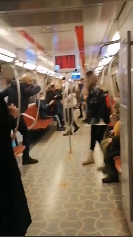 Bugün #kadıköymetro'da elinde bıçakla savunmasız bir kadına, küfürler, tehditler ve hakaretler yağdıran bu eşkıya derhal yakalanmalıdır.
Adli kontrol şartıyla da serbest bırakılmamalı; halka açık bir yerde insanlara bu dehşeti yaşatmanın cezası en ağır şekilde kesilmelidir.