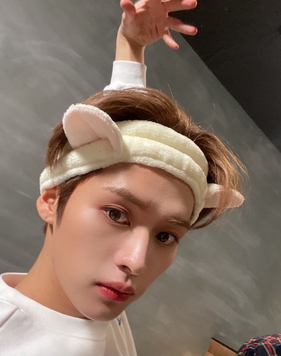 Naza_Leonheart's tweet photo. Miau                              Beee

#StaySelcaDay #SSD #StayBeautiful #스트레이키즈 #LeeKnow  @Stray_Kids https://t.co/UTkCugVLYe