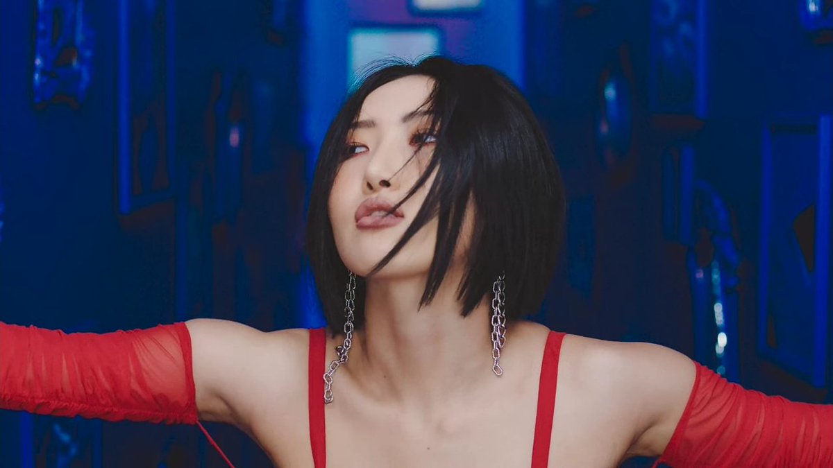lesbihwasa's tweet photo. here are the horror movies that hwasa could have refered in the mv imo, carrie, since it's known for the scenes with a strong contraste between red and blue and this use of specific color, and the shining (1/2)

GUILTY PLEASURE OUT NOW
OUR GUILTY PLEASURE HWASA
#ImA빛MusicVideo https://t.co/OoWrLNJNaV