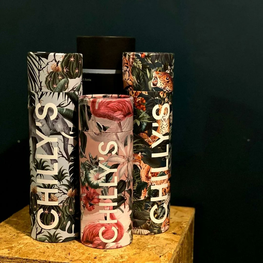 editlifeuk's tweet photo. Hot drinks all day long? Yes please 🙋
New Chilly bottle flasks with new distinctive designs for this Christmas☕️ 🌲 
#hotdrinks #chillyflask #Christmas2021 https://t.co/NrXm7siZrT