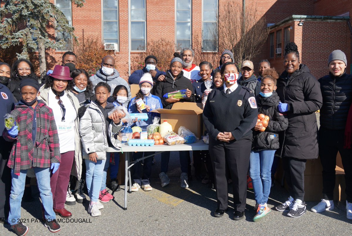 35Ventures's tweet photo. .@MamaDurant & #KDCF partnered to distribute grocery boxes to 500 families in Prince George’s County in advance of Thanksgiving.
Special thanks to our partners: Bishop McNamara High School & Office of County Exec Angela Alsobrooks, Prince George’s County. #HappyThanksgiving https://t.co/lCqrrDlZOw