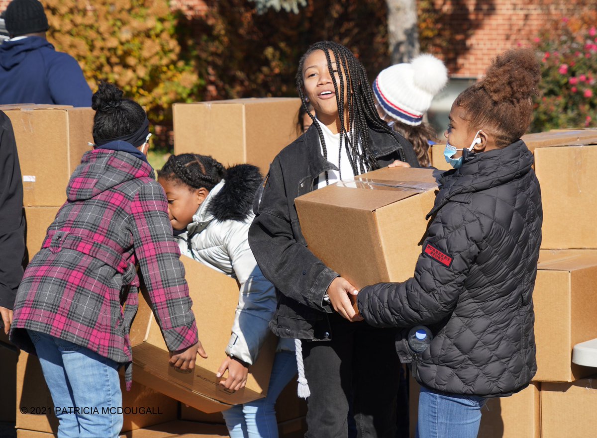 35Ventures's tweet photo. .@MamaDurant & #KDCF partnered to distribute grocery boxes to 500 families in Prince George’s County in advance of Thanksgiving.
Special thanks to our partners: Bishop McNamara High School & Office of County Exec Angela Alsobrooks, Prince George’s County. #HappyThanksgiving https://t.co/lCqrrDlZOw