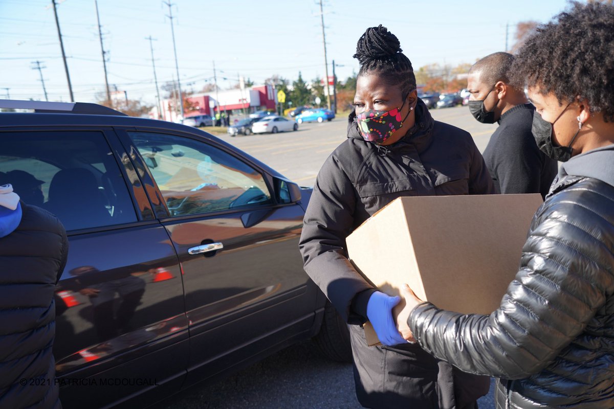 35Ventures's tweet photo. .@MamaDurant & #KDCF partnered to distribute grocery boxes to 500 families in Prince George’s County in advance of Thanksgiving.
Special thanks to our partners: Bishop McNamara High School & Office of County Exec Angela Alsobrooks, Prince George’s County. #HappyThanksgiving https://t.co/lCqrrDlZOw