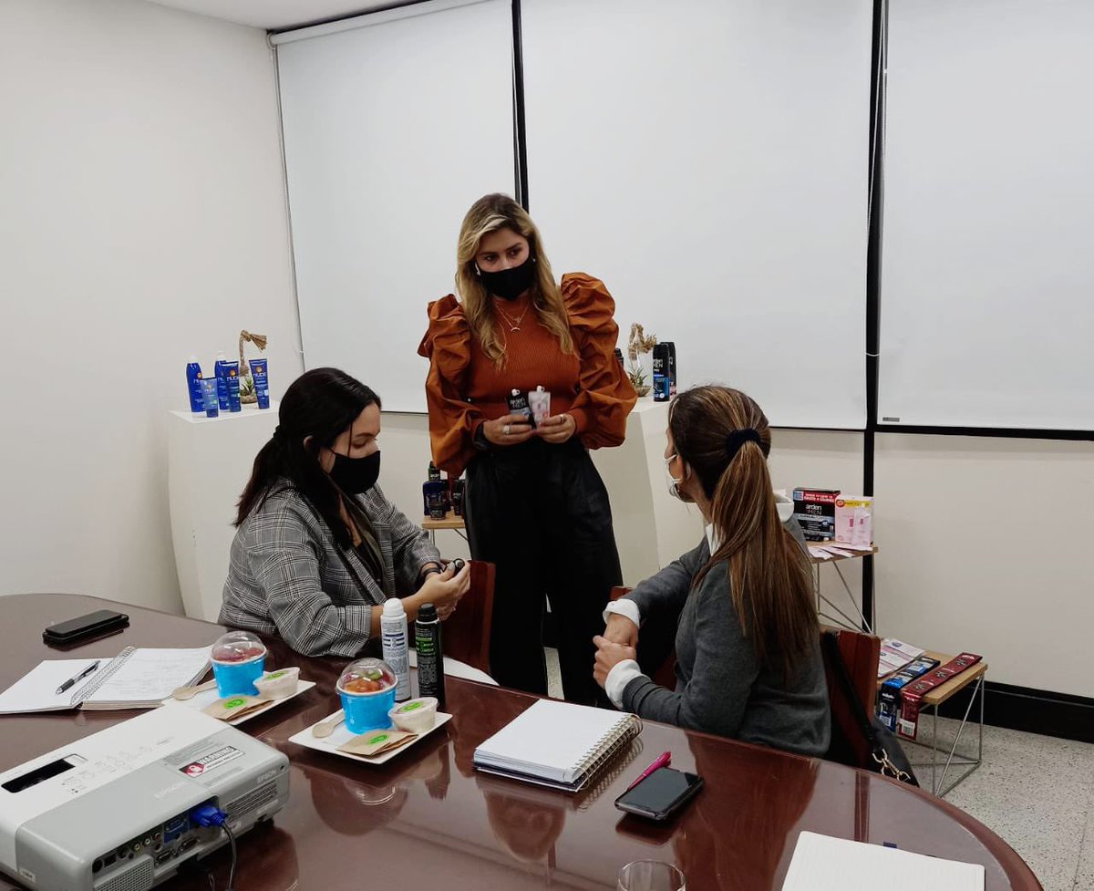 AuriPimiento's tweet photo. Esta semana 31 cías colombianas de diferentes regiones del país, tendrán la oportunidad de mostrar su oferta exportable a 2 empresas VIP de Perú interesadas en Cosméticos y pctos de Aseo,Agroalimentos y Dotación de Hogar #reactivacionsegura @PROCOLOMBIACO @JulianaVillegas https://t.co/n0e2euHrPk