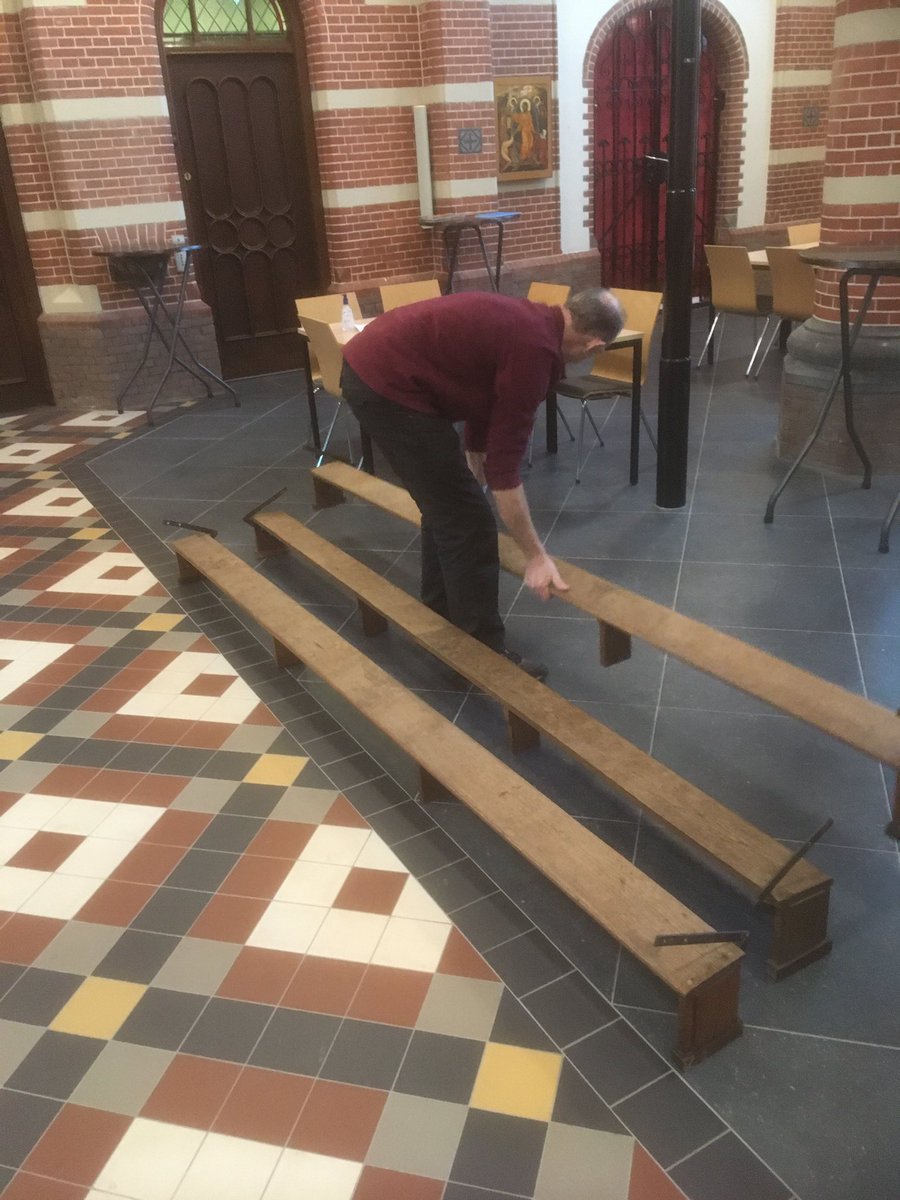 CorneliusLimmen's tweet photo. Vanmorgen zijn ook de knielbanken aan de kerkbanken in de Corneliuskerk bevestigd. Emiel Wagemaker van meubelmaker ‘de Houtkrul’ en twee van zijn collega’s hebben de klus vakkundig uitgevoerd. https://t.co/vuQioUAbO5