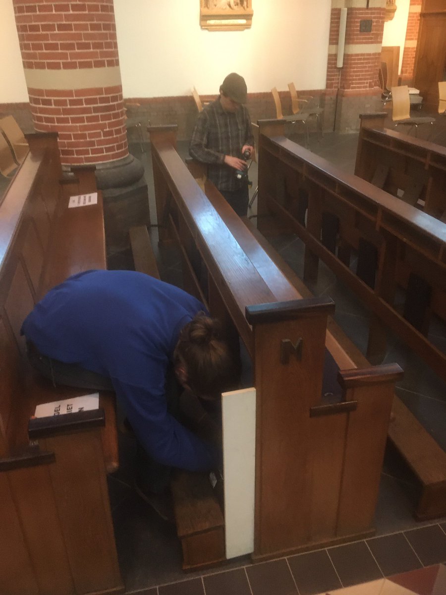 CorneliusLimmen's tweet photo. Vanmorgen zijn ook de knielbanken aan de kerkbanken in de Corneliuskerk bevestigd. Emiel Wagemaker van meubelmaker ‘de Houtkrul’ en twee van zijn collega’s hebben de klus vakkundig uitgevoerd. https://t.co/vuQioUAbO5