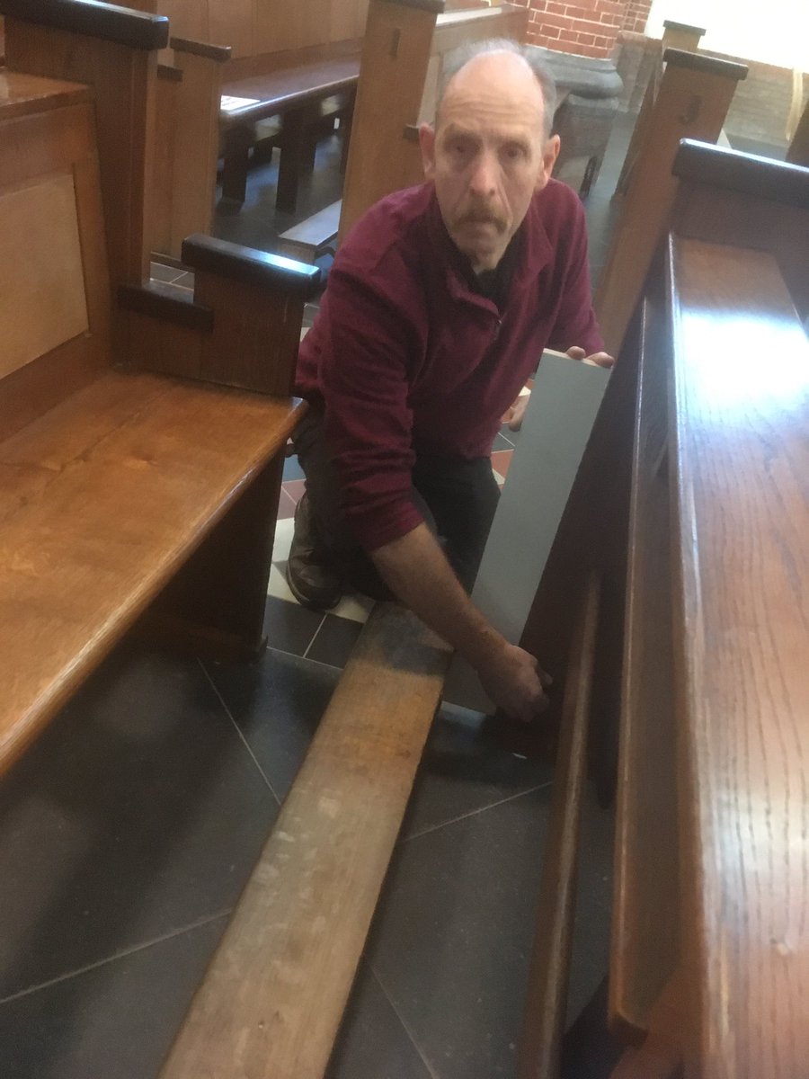 CorneliusLimmen's tweet photo. Vanmorgen zijn ook de knielbanken aan de kerkbanken in de Corneliuskerk bevestigd. Emiel Wagemaker van meubelmaker ‘de Houtkrul’ en twee van zijn collega’s hebben de klus vakkundig uitgevoerd. https://t.co/vuQioUAbO5
