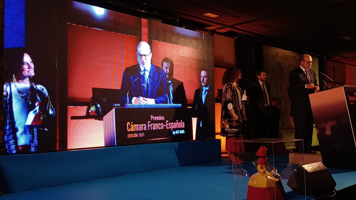 Un orgullo para nosotros recibir el #PrixLaChambre junto a <a href="/atresmediacom/">Atresmedia Comunicación</a> por el proyecto  de <a href="/constanteyvital/">Constantes y Vitales</a> reclamando el 2% del PIB en investigación. QUÉ NOCHE MÁGICA