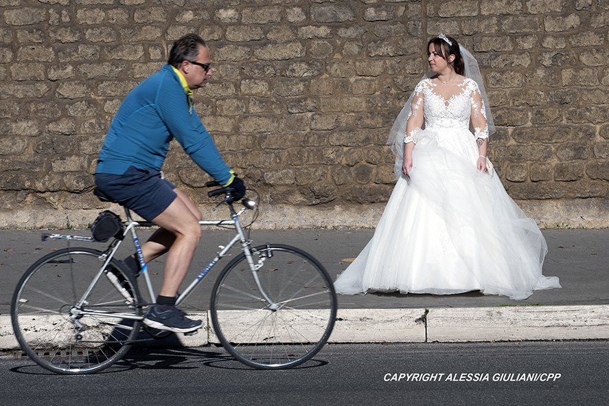 CppPress's tweet image. abandoned on the sidewalk ....Wonder where my husband might have gone?
Copyright Alessia Giuliani/CPP