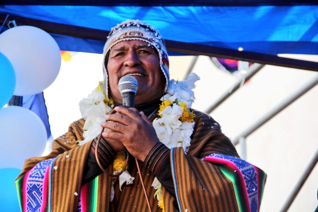 evoespueblo's tweet photo. Agradecemos el cariño y apoyo de las hermanas y hermanos que durante el recorrido de la #MarchaPorLaPatria nos esperan con comida, agua, tostado. Y en Lahuachaca hasta con banda y música autóctona. 
Gracias, hermanos por su respaldo a la revolución democrática y cultural https://t.co/wzZUGAEubh