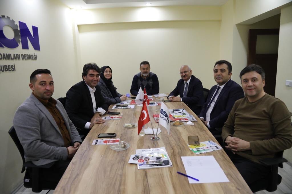 ASKON Kırıkkale Şubemizi ziyaret eden Tarım İl Müdürü Sayın Sırrı Yılmaz ile ilimizde tarımsal yatırımlar üzerine verimli bir fikir alışverişi gerçekleştirdik. Tarım İl Müdürümüze nazik ziyaretleri ve bilgi paylaşımı için teşekkür ediyoruz.