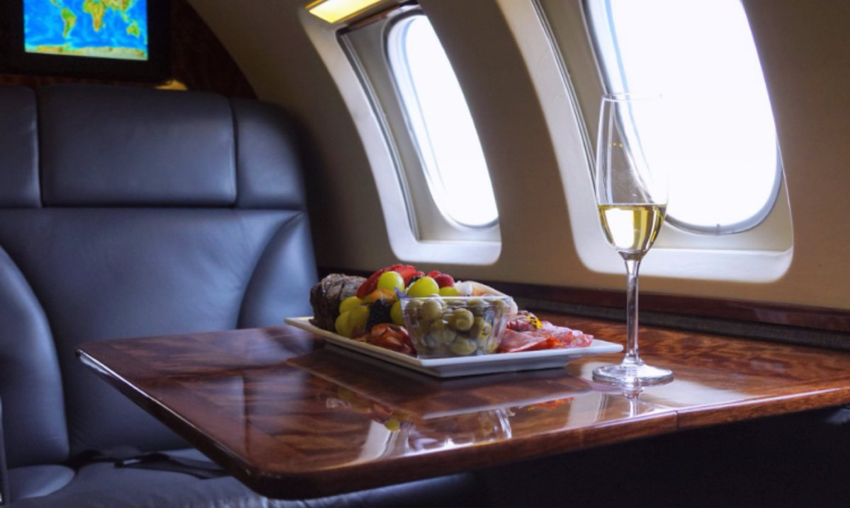 flapper_latam's tweet photo. El alquiler de un avión privado tiene grandes ventajas: ahorro de tiempo, seguridad, comodidad y sobre todo, el encanto de tener una experiencia exclusiva ✨🥂 

Cotiza tu próximo vuelo en infocolombia@flapper.aero https://t.co/JS5cw1hApS