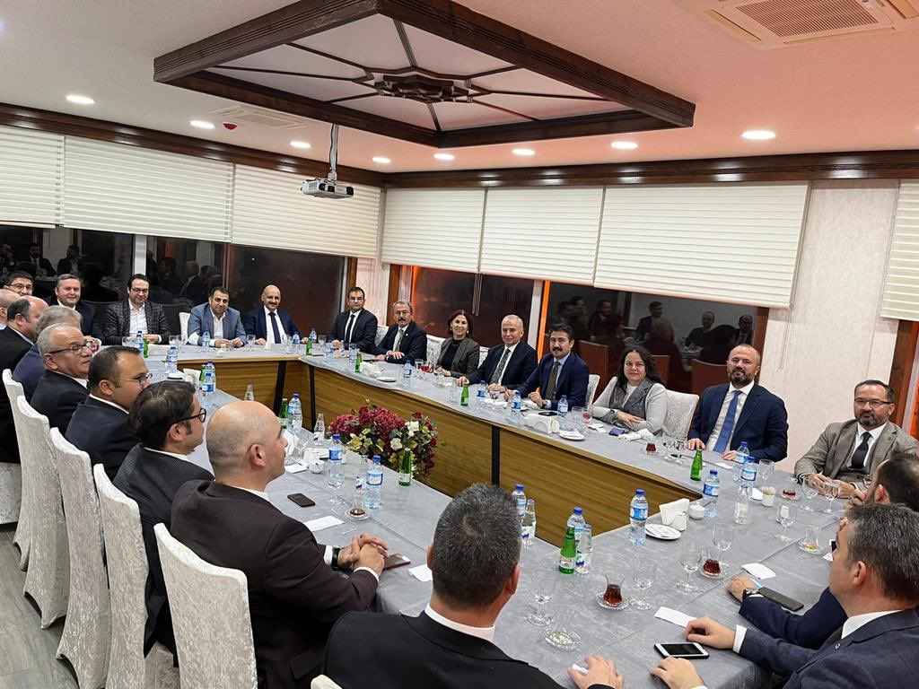 avMehmetEner's tweet photo. Denizlim derneğimiz başkanı ⁦@keysanmustafa⁩  ın organize ettiği PTT genel müdürümüz ⁦@hakangulten⁩  in misafir olduğumuz  Yargı, Siyaset , Akademi ve Bürokrat camiasından hemşehrilerilerimizle bir araya geldik . Tüm katılımcılara şükranlarımı sunarım ⁦ https://t.co/9fElHiVgjw