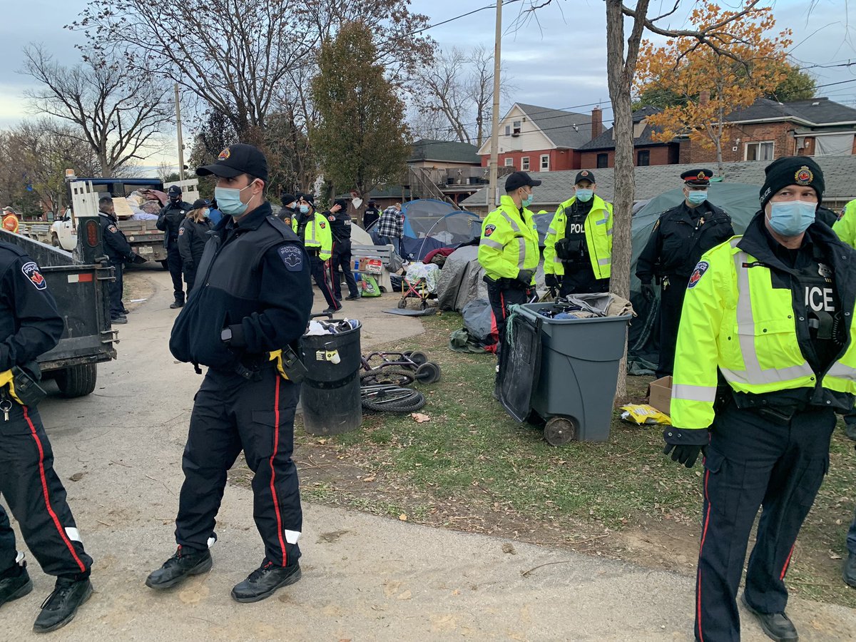 WillAllen2727's tweet photo. Massive police presence at an encampment eviction at JC Beemer Park. This resident is currently being forcibly displaced their home though they wish to stay. Hamiltonians - if you can, please come bear witness to this injustice. Food, blankets, and other material aid are welcomed https://t.co/FZHLKyorhl