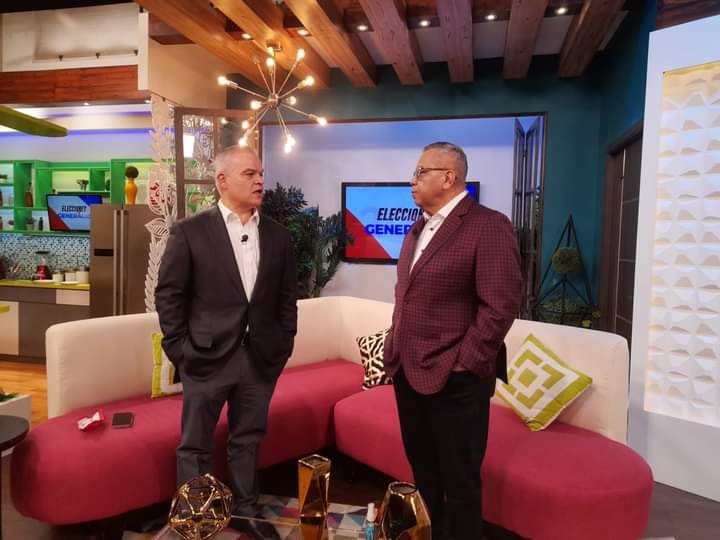 yanirosenthal's tweet photo. Gracias #EduardoMaldonado por tu cálido recibimiento hoy en @HCHTelevDigital. Fue una conversación muy franca que me permitió llevar a millones de personas la propuesta del @PLHonduras para trasformar HN. El domingo se decide el futuro de Honduras y tenemos el mejor plan de Gob https://t.co/paHvOfFnwN