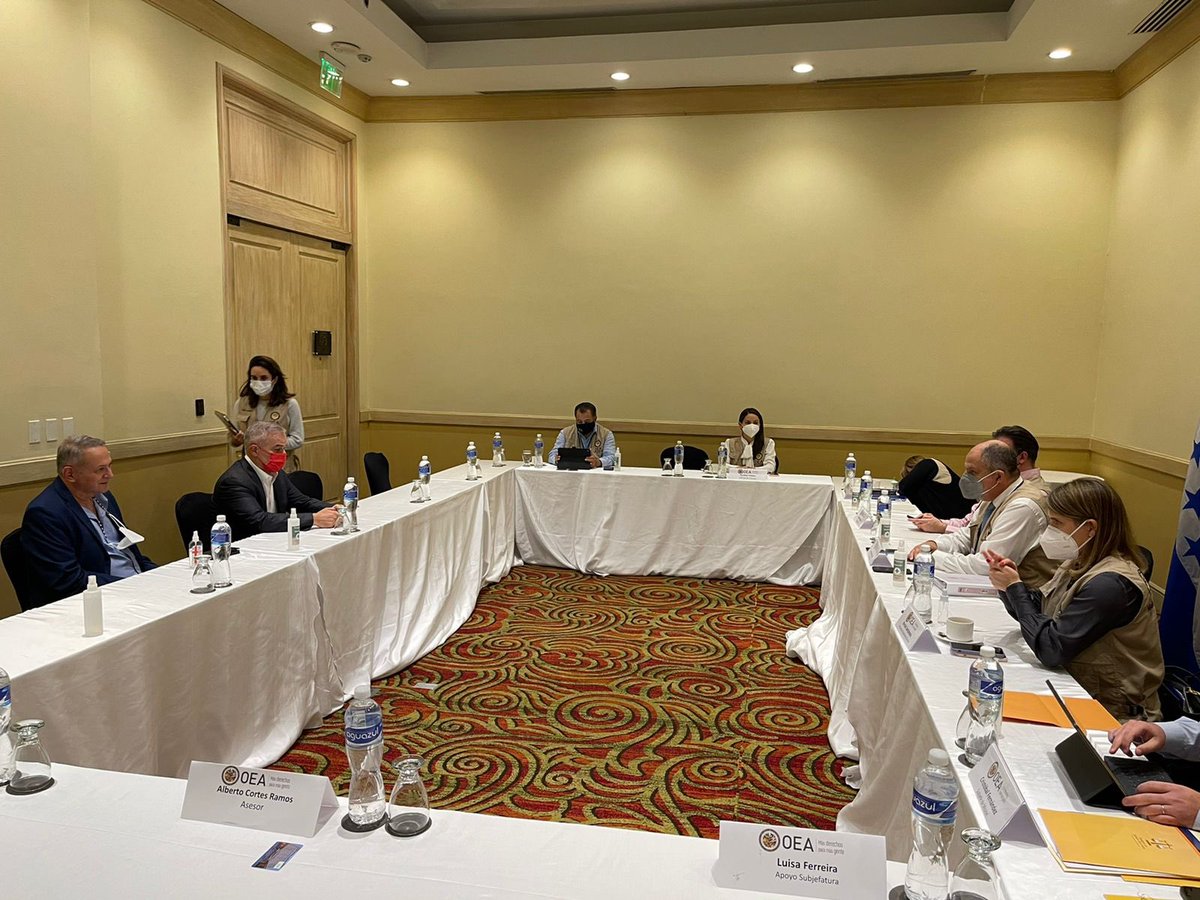 yanirosenthal's tweet photo. Atendiendo una invitación, saludé hoy a los miembros de la #MOE de la @OEA_oficial, presidida por @luisguillermosr. Conversamos sobre fiabilidad que su trabajo dará al proceso electoral en #Honduras y abogué por elecciones transparentes y en paz. https://t.co/kwPkL5vwxp