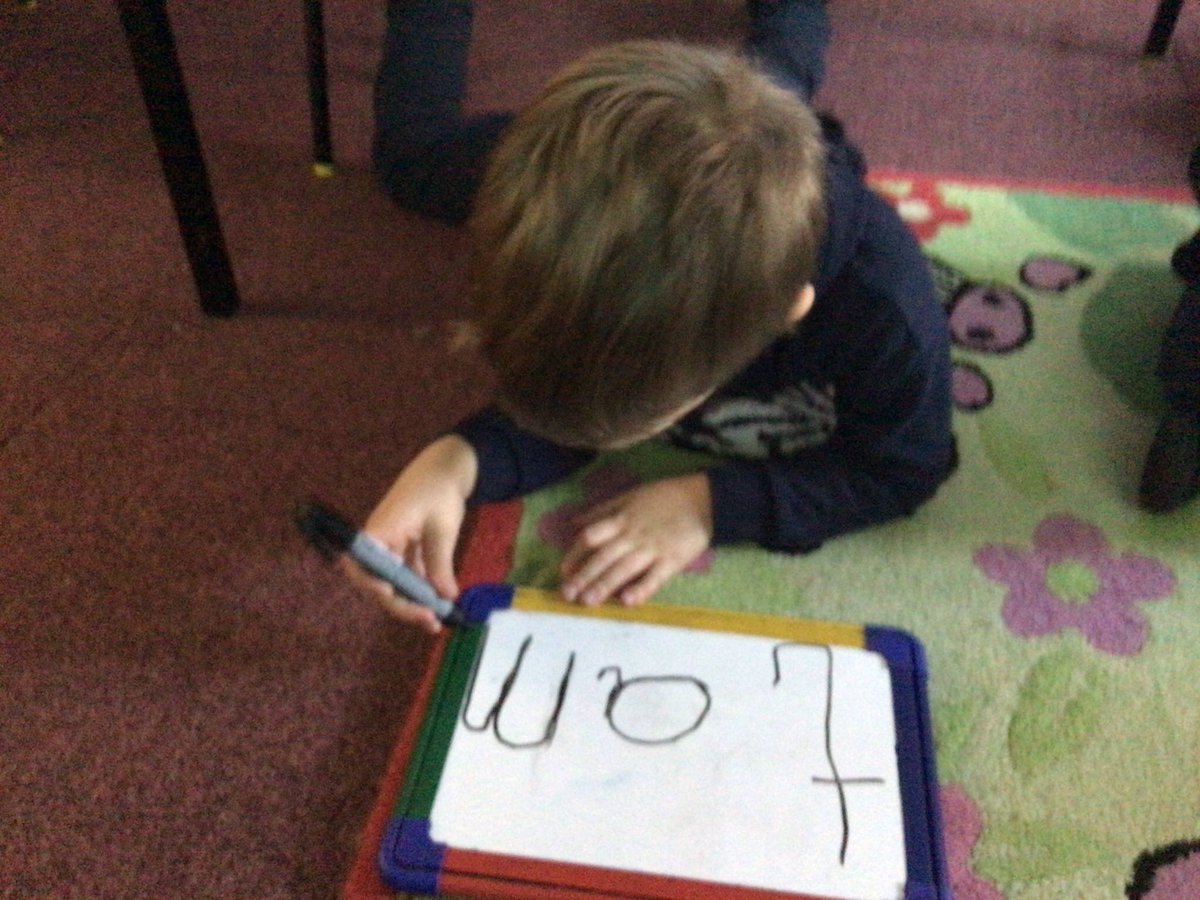 Heriotpssbc's tweet photo. Using our knowledge and understanding of phonics, to read and write words as well as the correct formation of each letter!
@litforalllb @SBCLiteracy @lal_edscot @hookedonphonics
#phonics #blending #roboting #segmenting https://t.co/MAcs6DwbjH