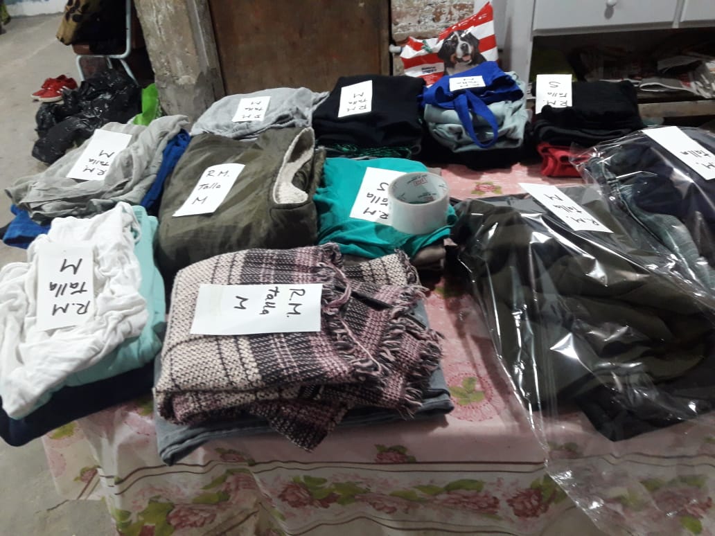 LuciaNolascoC's tweet photo. Desde el 1ro al 30 de octubre se hizo las coordinacion con las personas que nos apoyaron donando ropa en buen estado👚🧣👟 y así el día 31 de Octubre realizamos la clasificación y embolsado de la ropa donada la cual se entregó días posteriores. https://t.co/rPyztO3Yuw