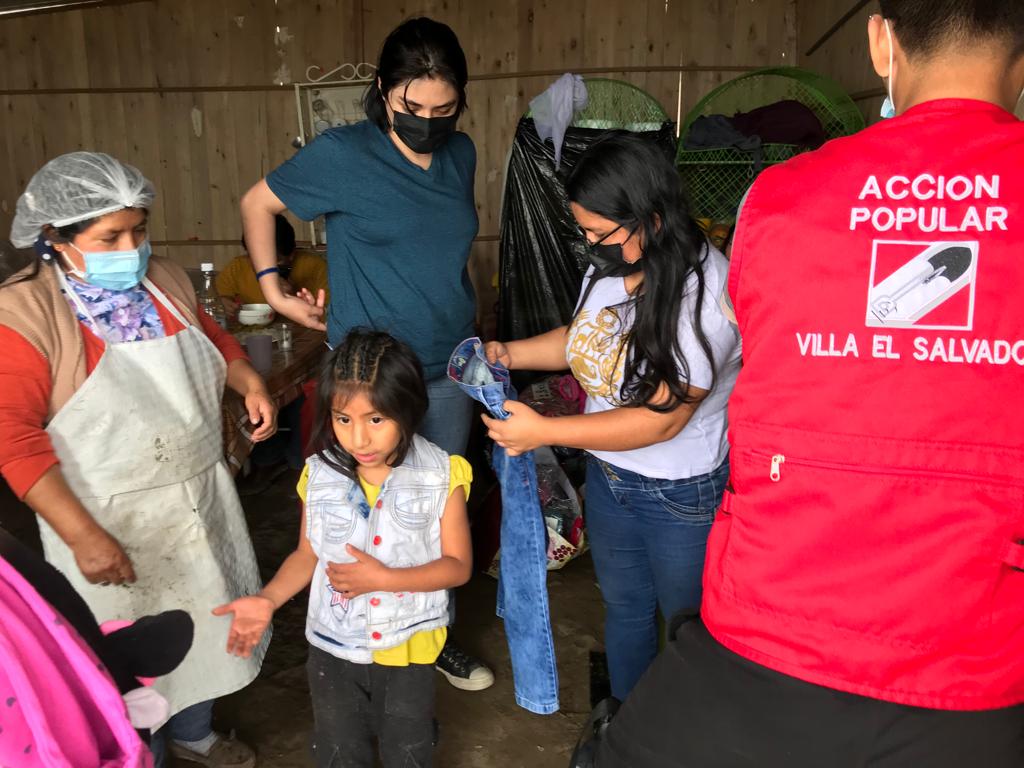 LuciaNolascoC's tweet photo. La presidenta del AAHH nos brindó el área del comedor, donde se llegó a entregar aproximadamente a 20 niños y 30 adultos ropa en buen estado.  🙌
Muy agradecida con todas las personas que me apoyaron a realizar esta actividad  🙏🙌♥️
#Adelante
#Juventudes 
#VillaelSalvador https://t.co/5UlAumOuZn