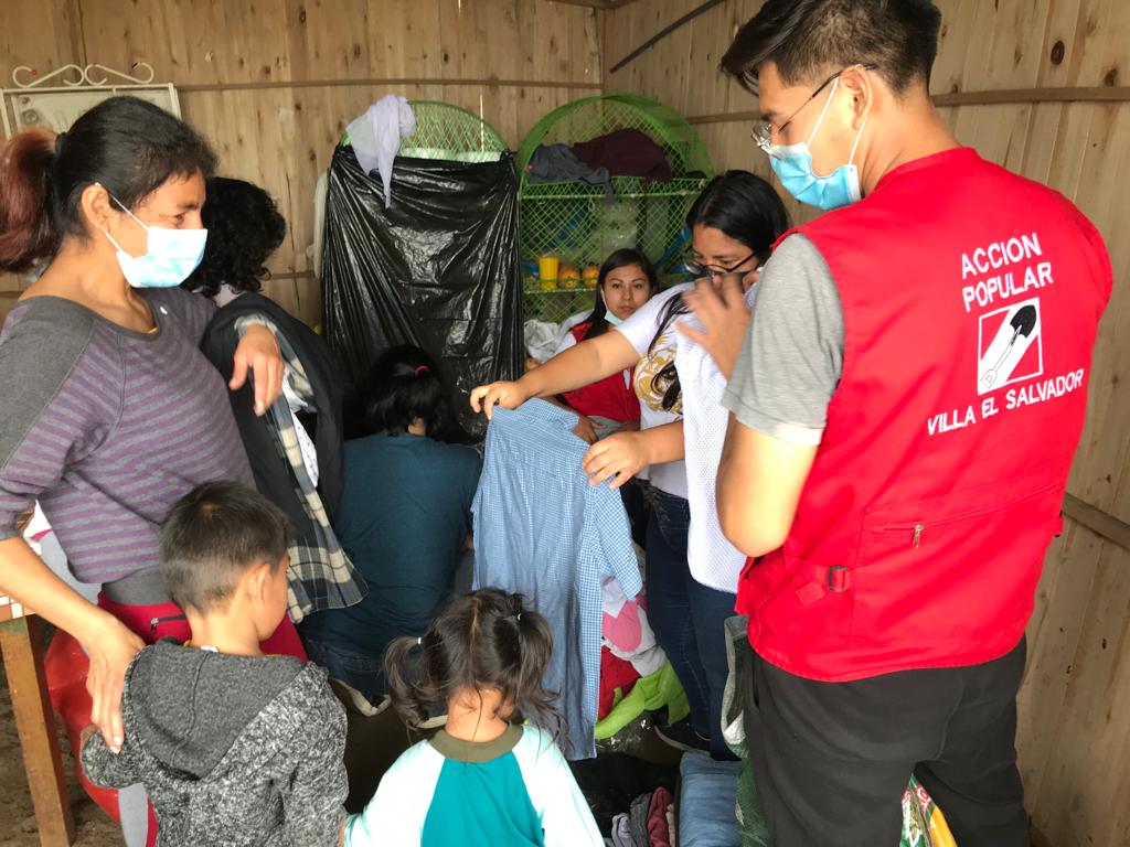 LuciaNolascoC's tweet photo. La presidenta del AAHH nos brindó el área del comedor, donde se llegó a entregar aproximadamente a 20 niños y 30 adultos ropa en buen estado.  🙌
Muy agradecida con todas las personas que me apoyaron a realizar esta actividad  🙏🙌♥️
#Adelante
#Juventudes 
#VillaelSalvador https://t.co/5UlAumOuZn