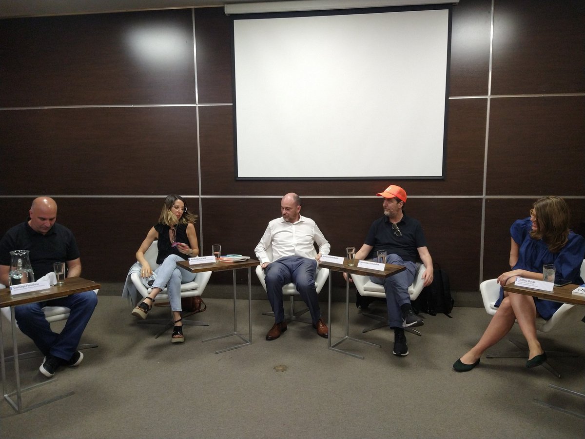 MeliiSaidman's tweet photo. Presentacion del #ManuelES #ManualDelEconomistaSerio en @EconomiaenUNDAV @UNDAVMedios con @jsfraschina @rinconet @marianokestel @rossi_delfina . @lamovedizamak en primera línea https://t.co/5mUD1o1N6k