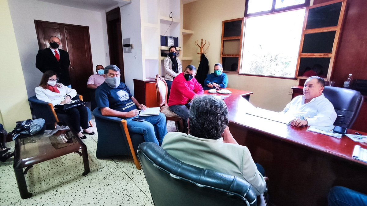 ivanrive3's tweet photo. Comisión de enlace nombrada por el Gobernador de Mérida @JEHYSONGUZMAN, sostuvo encuentro con el secretario gral de gobierno, Arquimides Fajardo, con el fin de coordinar las acciones que conlleven a la transición de las dependencias de la gobernación a la nueva administración. https://t.co/z9IQ7pkCI2