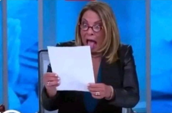 Mi mamá viendo el recibo de la luz en Enero después de haber puesto las luces navideñas