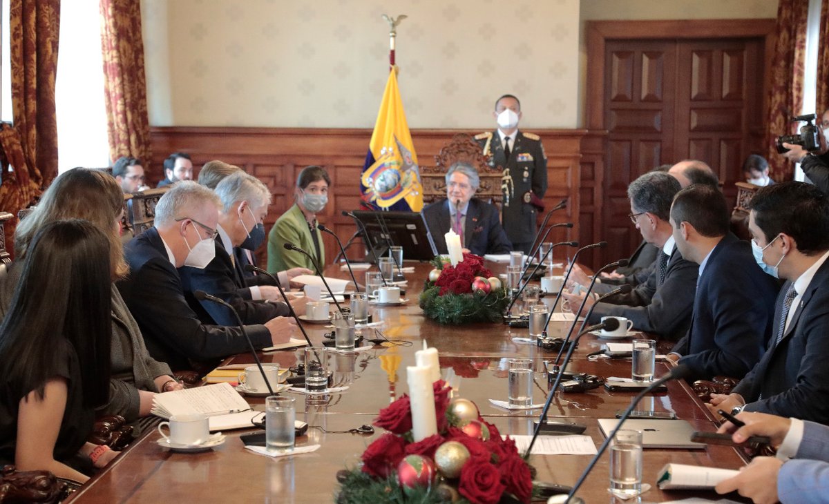 Presidencia_Ec's tweet photo. El presidente @LassoGuillermo mantuvo una reunión con embajadores para tratar sobre el Consejo Consultivo Minero Público-Privado. Estuvieron presentes representantes de Estados Unidos, Canadá, Australia, Chile, Perú; y la Dirección de Comercio de Inversiones de Gran Bretaña. https://t.co/FIZ6PGZNlT
