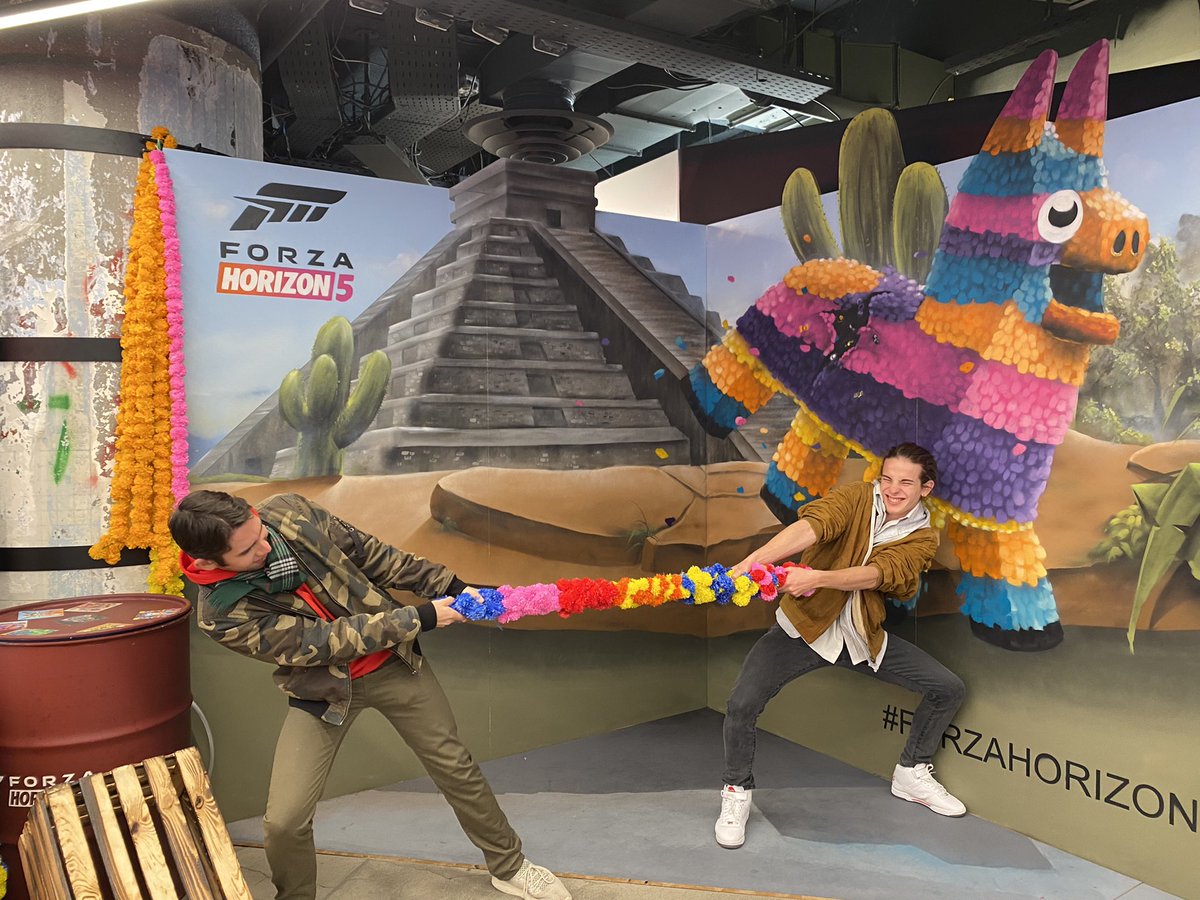 Supo_Carma's tweet photo. @XboxFR @Oskunk @superkiki000000 PS : Moi même @Supo_Carma et @superkiki000000 entrain de se battre pour savoir qui va pouvoir taper cette magnifique piñata sur la droite au Citadium pour l’événement #ForzaHorizon5 🏎💨 https://t.co/8KDSWdPDD5