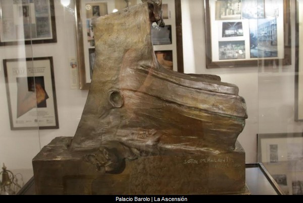 Latitud2000 (@latitud2000) on Twitter photo La misteriosa desaparición de una escultura de bronce hueca, que contendría los restos del Dante, es una de las tantas leyendas que rodean al Palacio Barolo. .<a href="/PalacioBarolo/">Palacio Barolo</a> .<a href="/EnTurBA/">Ente de Turismo BA</a>
bit.ly/3r7XrAb La misteriosa desaparición de una escultura de bronce hueca, que contendría los restos del Dante, es una de las tantas leyendas que rodean al Palacio Barolo. .<a href="/PalacioBarolo/">Palacio Barolo</a> .<a href="/EnTurBA/">Ente de Turismo BA</a>
bit.ly/3r7XrAb
