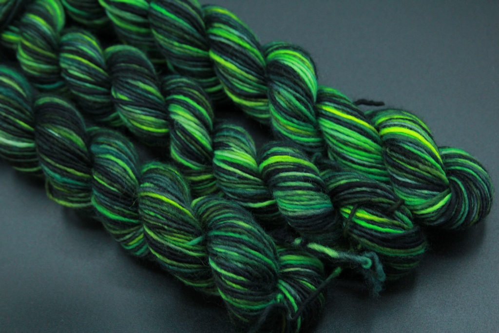 ChromaPsyche's tweet photo. "Come sit down for a spell,
Chat with the frogs and the lichen,
the evergreen glow of the forest
brings good luck"
.
.
.
.

#MiniMuses #MIniSkeins
#ChromaAndPsyche #HandDyedYarn #Yarn #Poetry #BlackPeopleKnit #EnbyArtist #BlackCreatives  #ColorStudy #StarXd #Variegated #Green https://t.co/FRb1n4rlFf