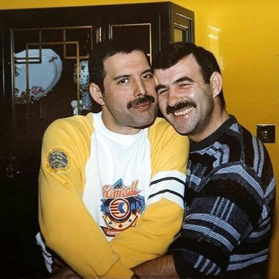 Iperborea_'s tweet photo. In realtà Jim Hutton era un parrucchiere. Lui e Freddie sono stati insieme gli ultimi sei anni di vita del cantante. Avevano entrambi una fede al dito, pur non essendo ancora legale sposarsi, e quando Freddie parlava di lui agli amici lo chiamava “Mio marito”. 

#BohemianRhapsody https://t.co/YJxr1fmg9Z