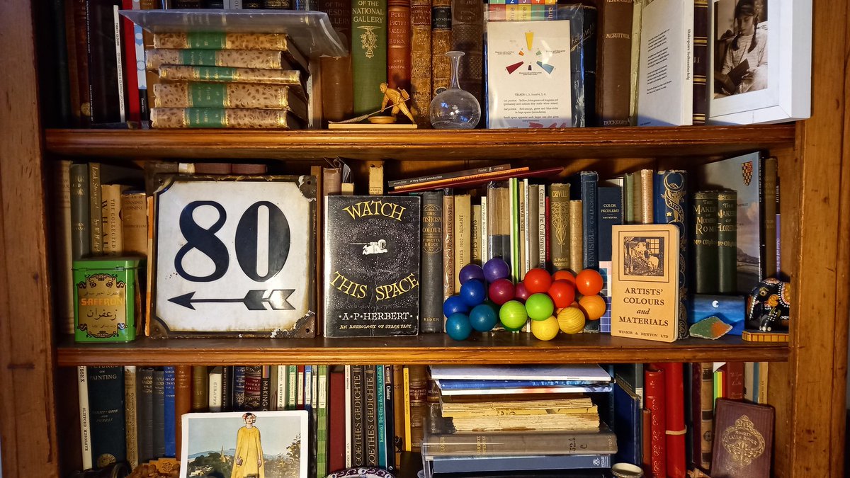 Saschaloske's tweet photo. Analogue desk #shelfie im trüben Monat November. #AngloGerman https://t.co/tshAT7VwTH
