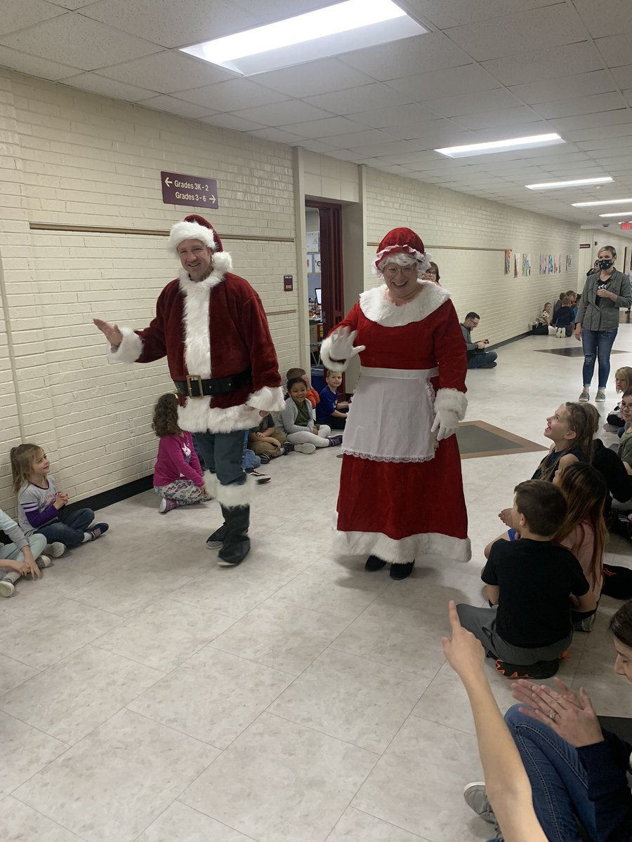 SweereEmma's tweet photo. our very own Reedsville Thanksgiving Day parade! Even Mr. and Mrs. Claus came to visit #Reedsvillesd https://t.co/LyoY4cjG6O