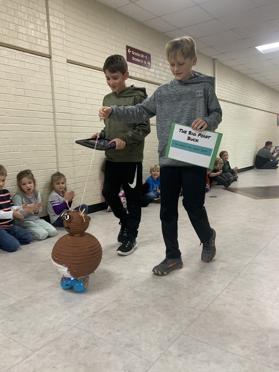 SweereEmma's tweet photo. our very own Reedsville Thanksgiving Day parade! Even Mr. and Mrs. Claus came to visit #Reedsvillesd https://t.co/LyoY4cjG6O