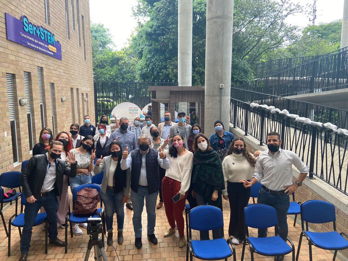 cgota18's tweet image. En alianza con @SapienciaMed logramos en 2021 que 500 jóvenes de 10 y 11, de 50 colegios de #Medellin, con el apoyo de 40 mentores de empresas @InterSoftwareCo conocieran los roles y oportunidades de la #IndustriaTI Gracias a nuestro programa #TechThinker