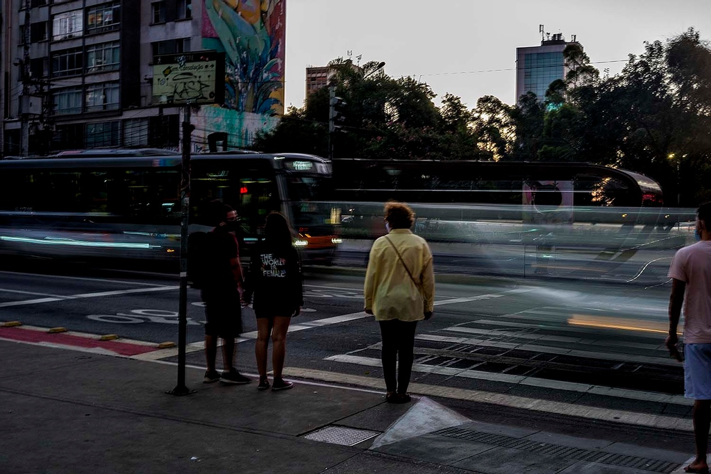 alemdoolhar's tweet photo. Pelos caminhos da cidade... Av. Paulista, São Paulo- SP -Brasil 2021.
A cidade é movimento, mesmo em tempos de pandemia.
#phtographerlife #architeture #colors #dailylife #onstreet #street #fujifilm #fujilovers #fujix #sp4you #splovers #nightlight https://t.co/BzONxaMp9J