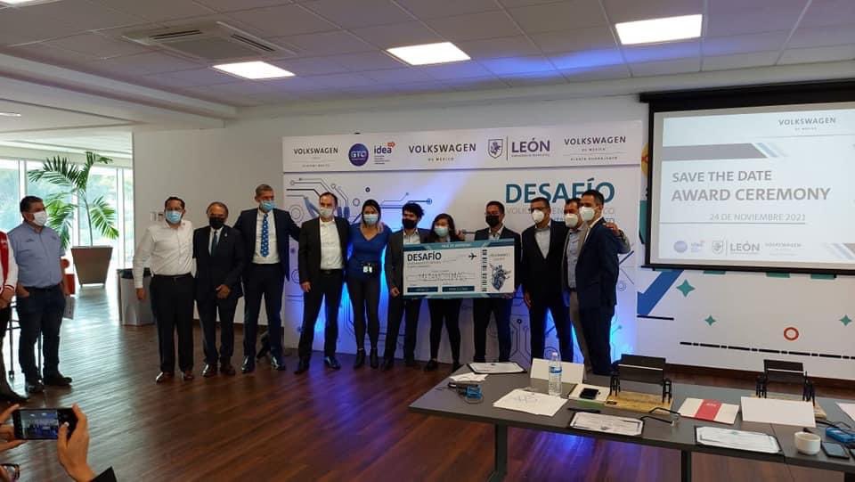 UTLmex's tweet photo. #OrgulloUTL
Les compartimos con alegría que las y los estudiantes de la Ing. Ambiental, Brenda Morales Servín, Jonathan García González, Angel Nicasio Rivera, como parte del equipo STEM de Quimica, resultaron ganadores del primer lugar del Reto VW ¡Muchas felicidades. https://t.co/EdeqDKbd8D