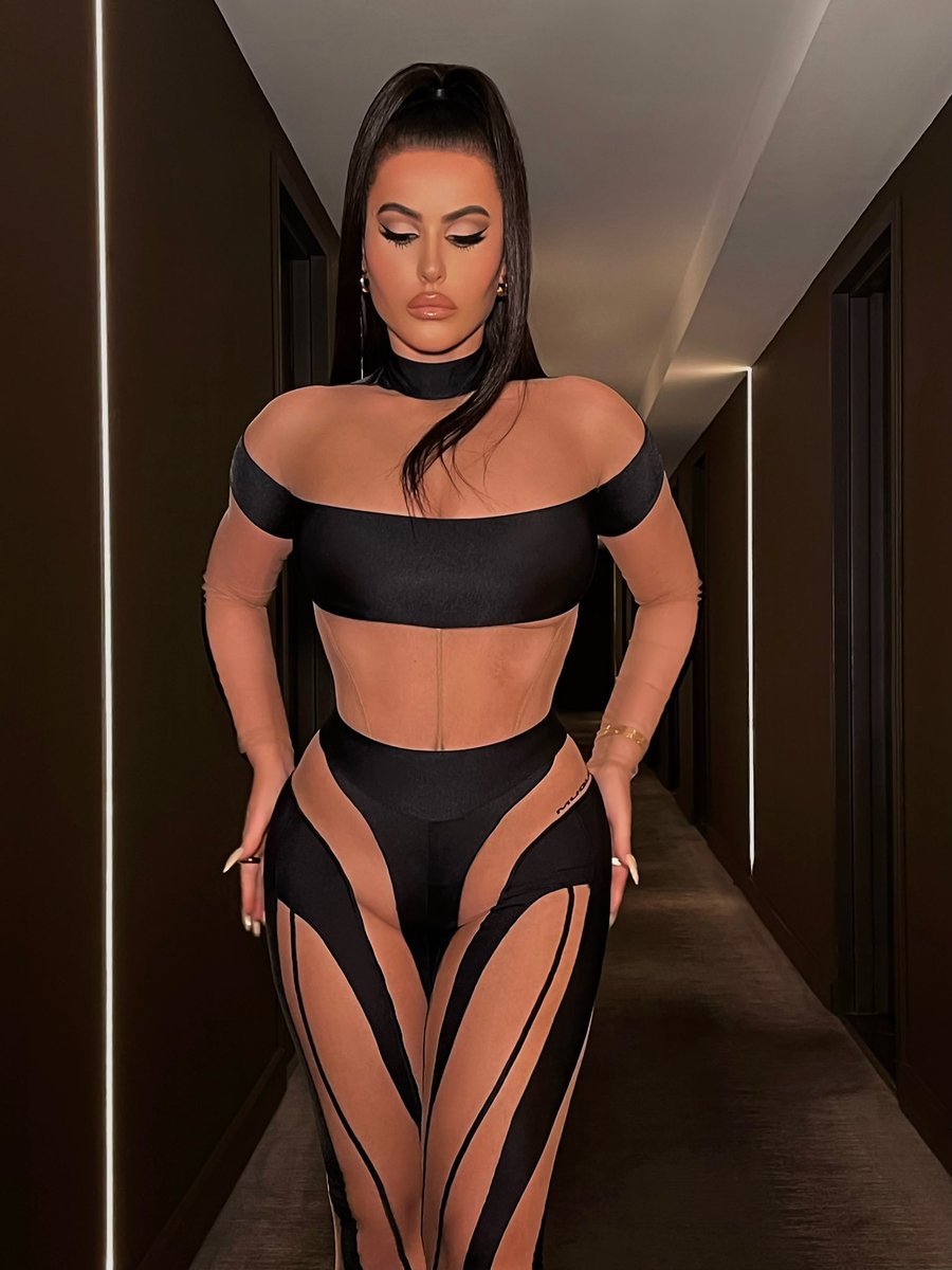amrezy's tweet photo. Mugler mami 🖤 https://t.co/73xAF649Xx