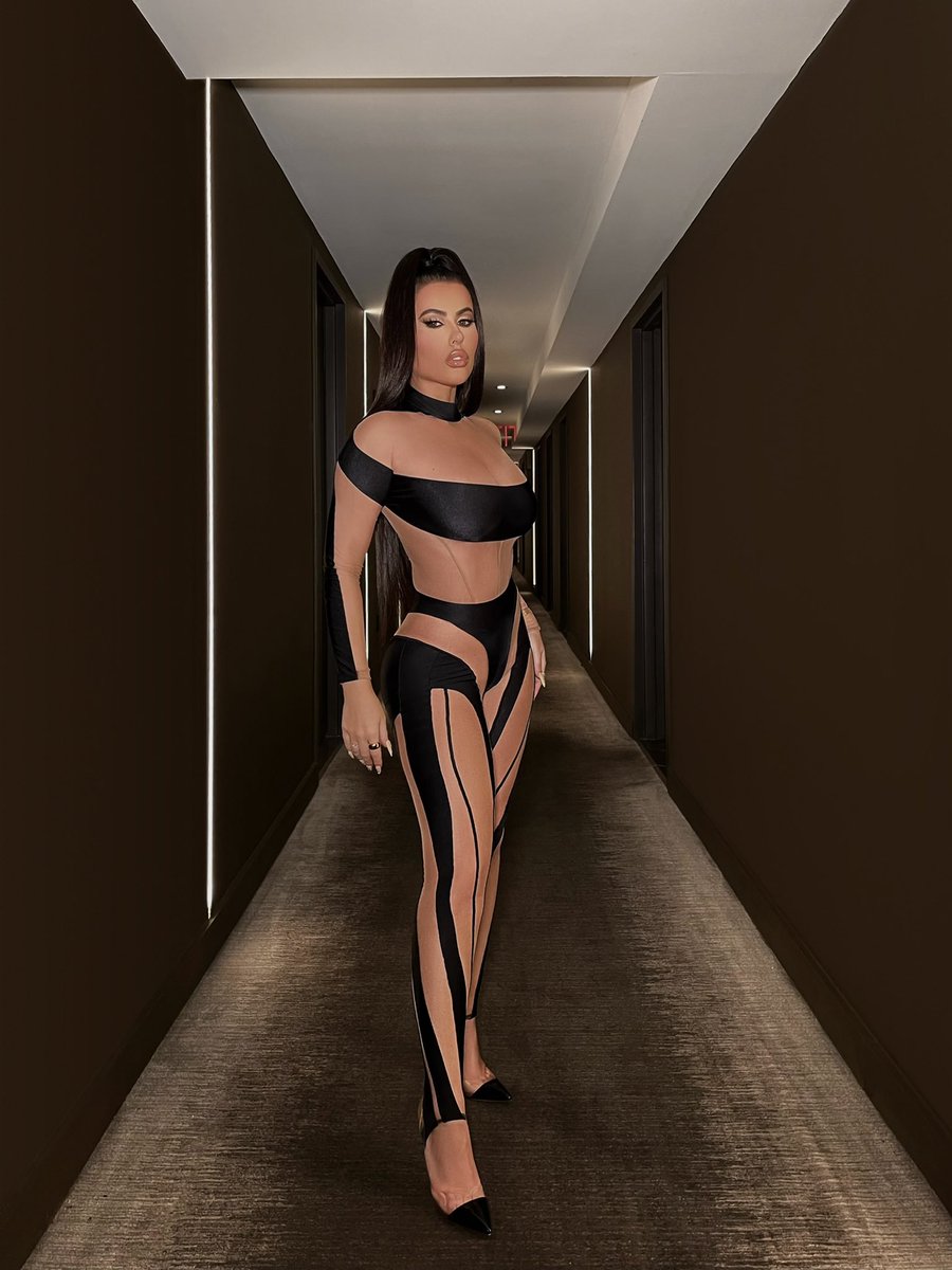 amrezy's tweet photo. Mugler mami 🖤 https://t.co/73xAF649Xx